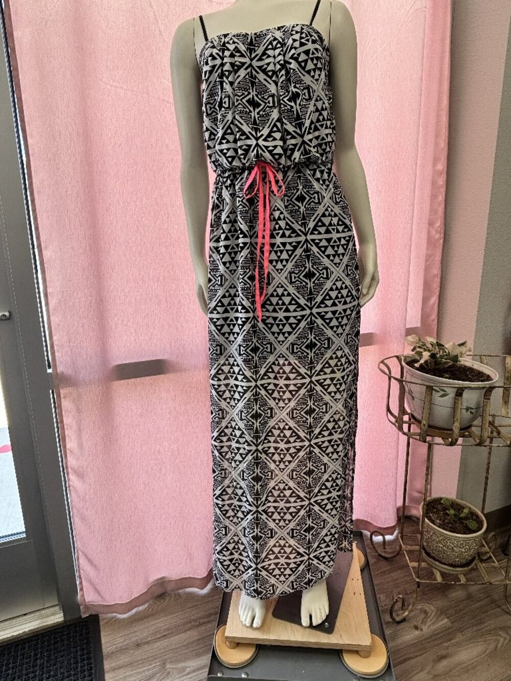 City Studio Black & White Geometric Maxi Dress Medium Pink Drawstring Sleeveless